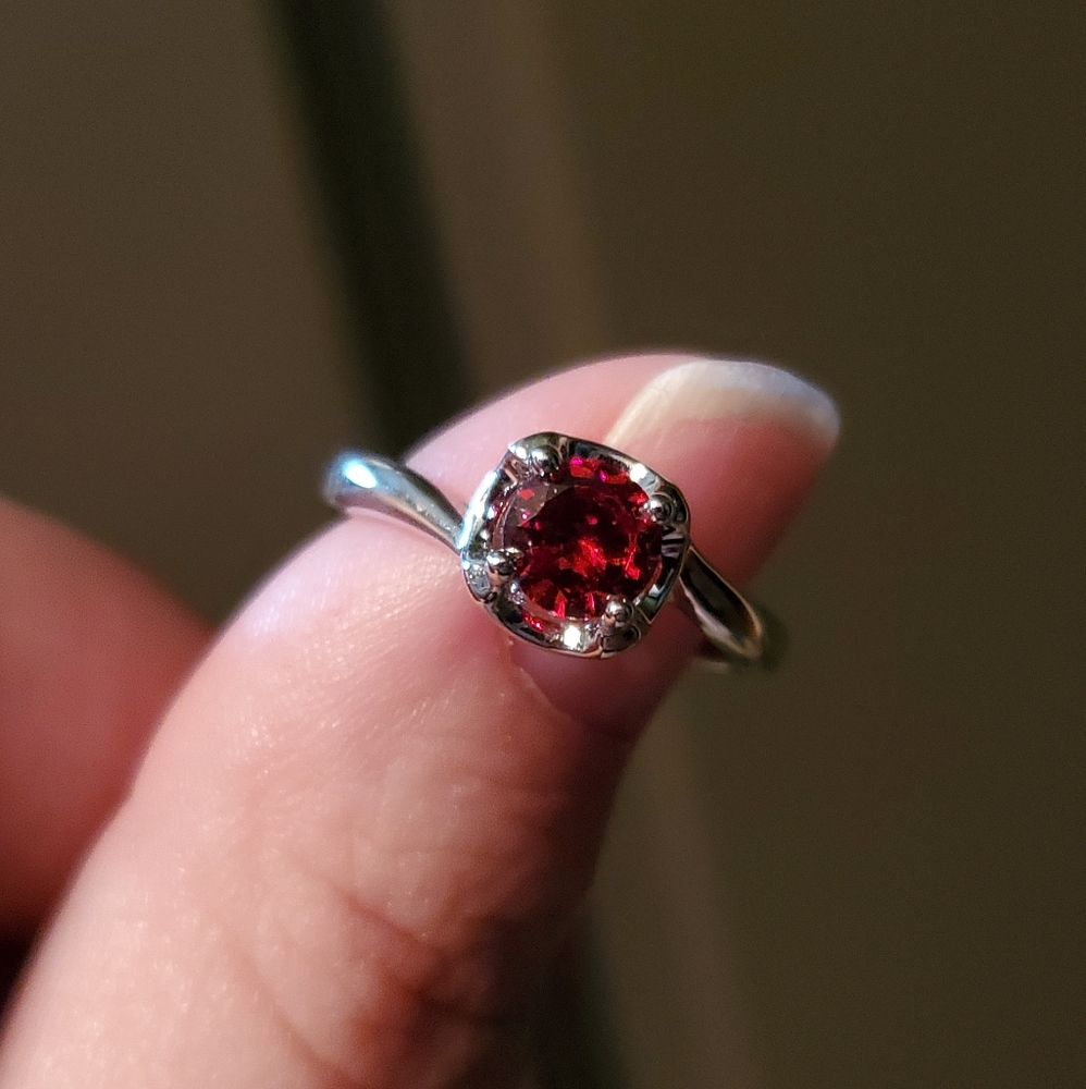 Red stone lift ring